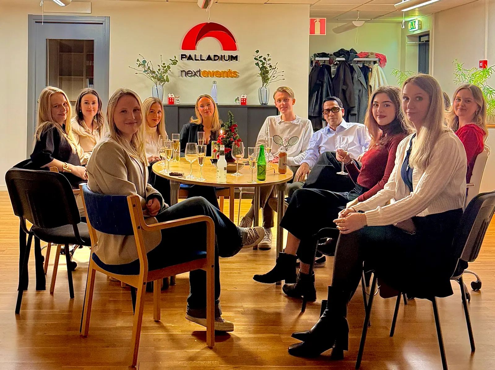 Teamet samlat på kontoret hos Next Events